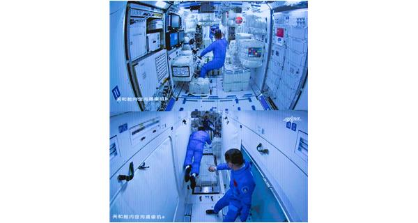 中國宇航員在空間中安置新家